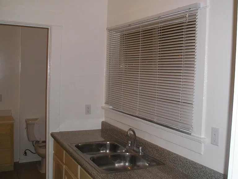 2210 W Jefferson Blvd — Photo 3