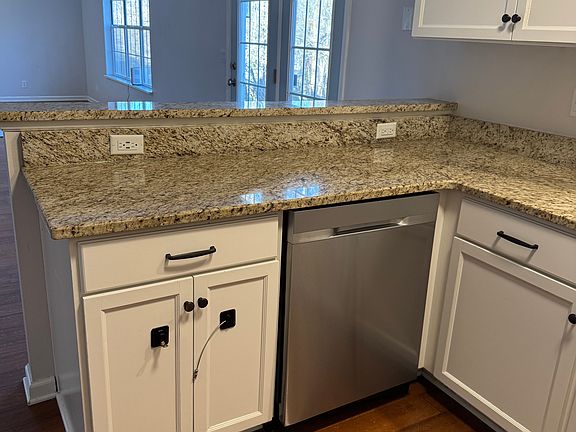 3rd image of 661 Magnolia Ln
