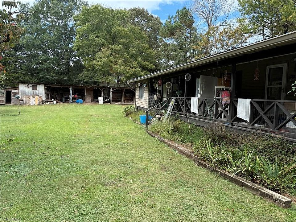 2nd image of 245 Hanks Loop Rd