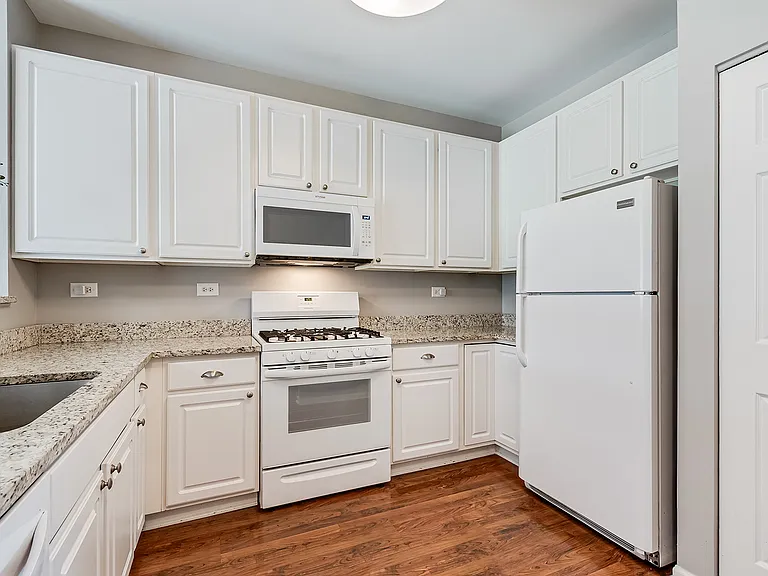 913 Genesee Dr — Photo 8