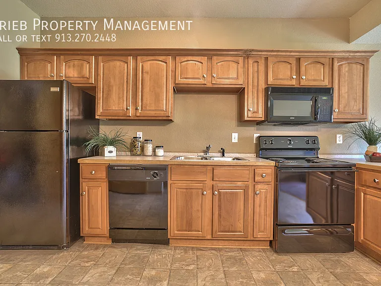 824 Woodson Ct — Photo 8