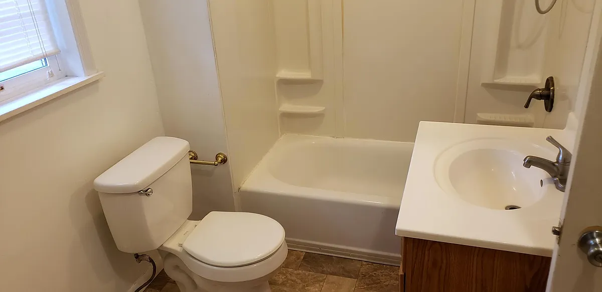 Full bath - 3450 Rohr Rd