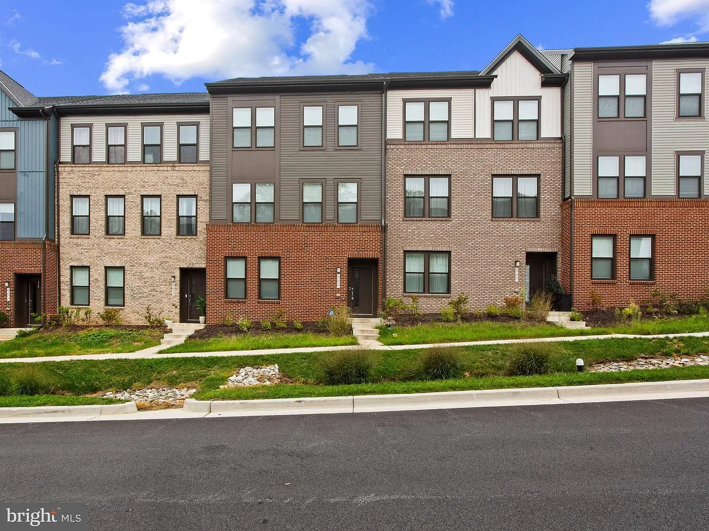 5bd 2/2bth home in a highly coveted community — Photo 2