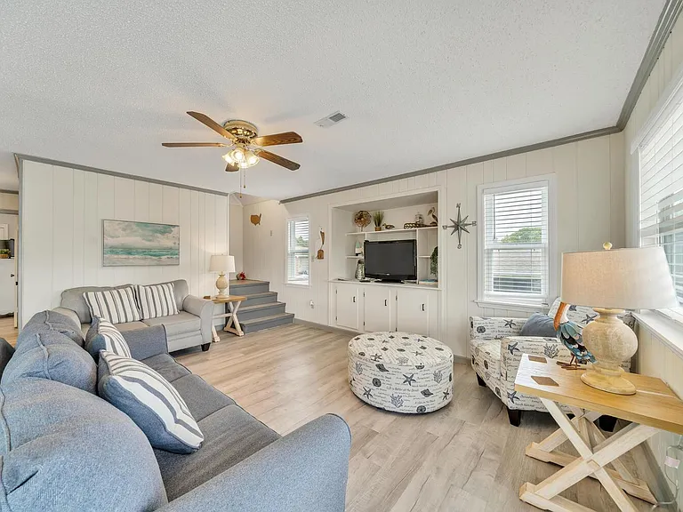 301 Chelsea Dr — Photo 2