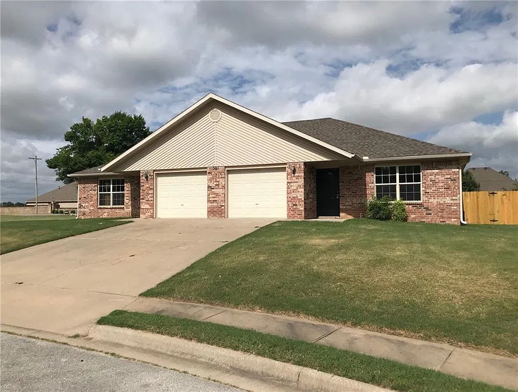 301 NW Abbey Pl - 2 — Photo 1