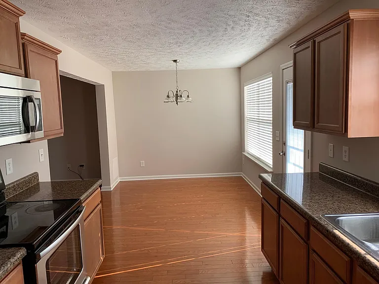1105 Silvermoon Dr — Photo 6