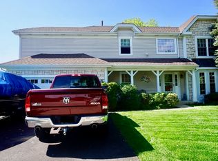 6 Quarter Horse Ct, Streamwood, IL 60107