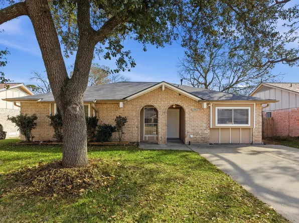 13627 Greenway Dr, Sugar Land, TX 77498