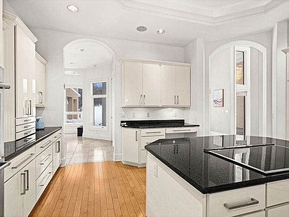 4th image of 560 Marshall St