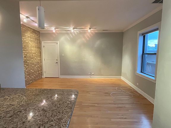 3rd image of 617 W Roscoe St #38djd8muw