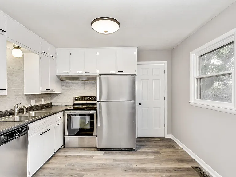 840 S Millwood Ave — Photo 6