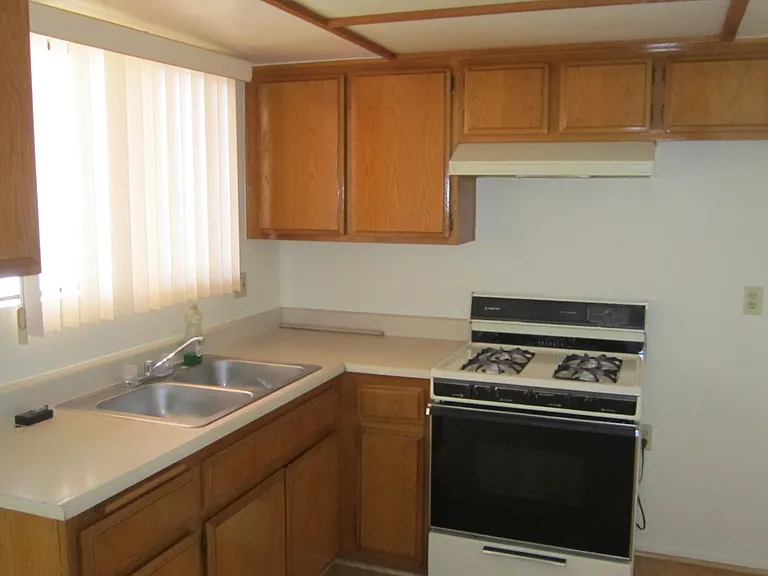 531 Fischer St — Photo 2