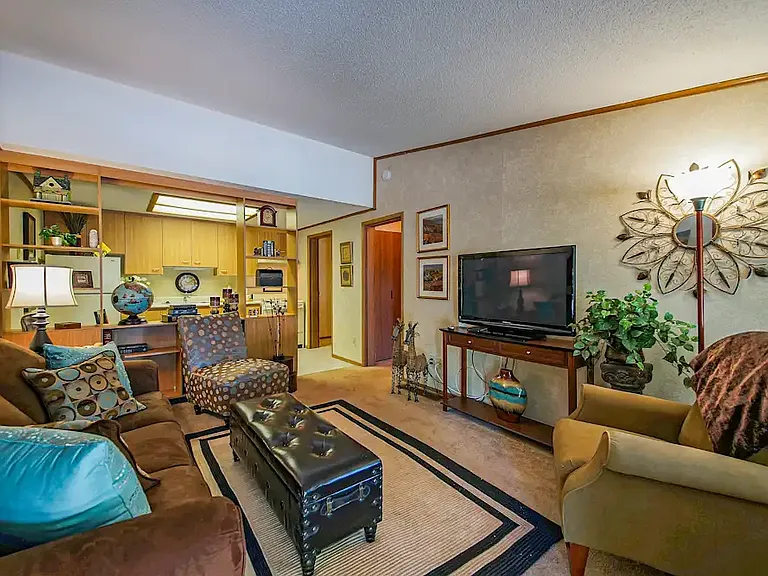 Oakwood Park Apartments — Photo 9