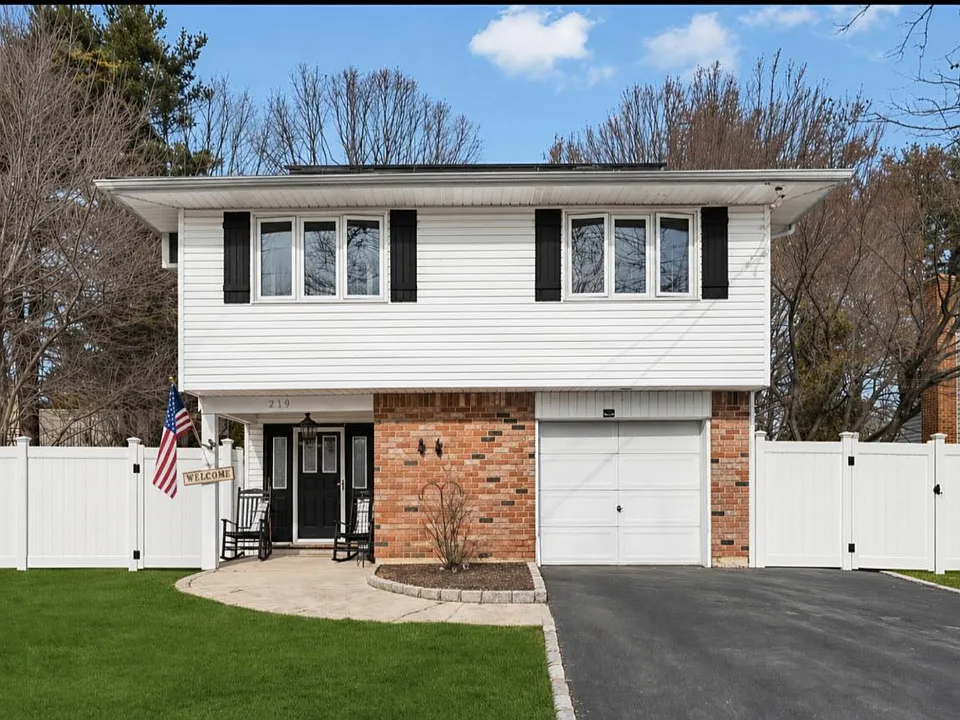219 Bellerose Ave