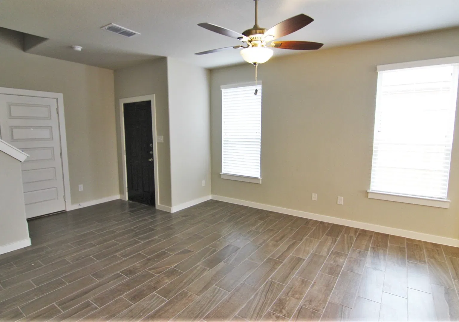 3/2.5/2 Duplex Close to Creekside Shopping, Restaurants, & Entertainment / Fenced in Backyard / CISD — Photo 4
