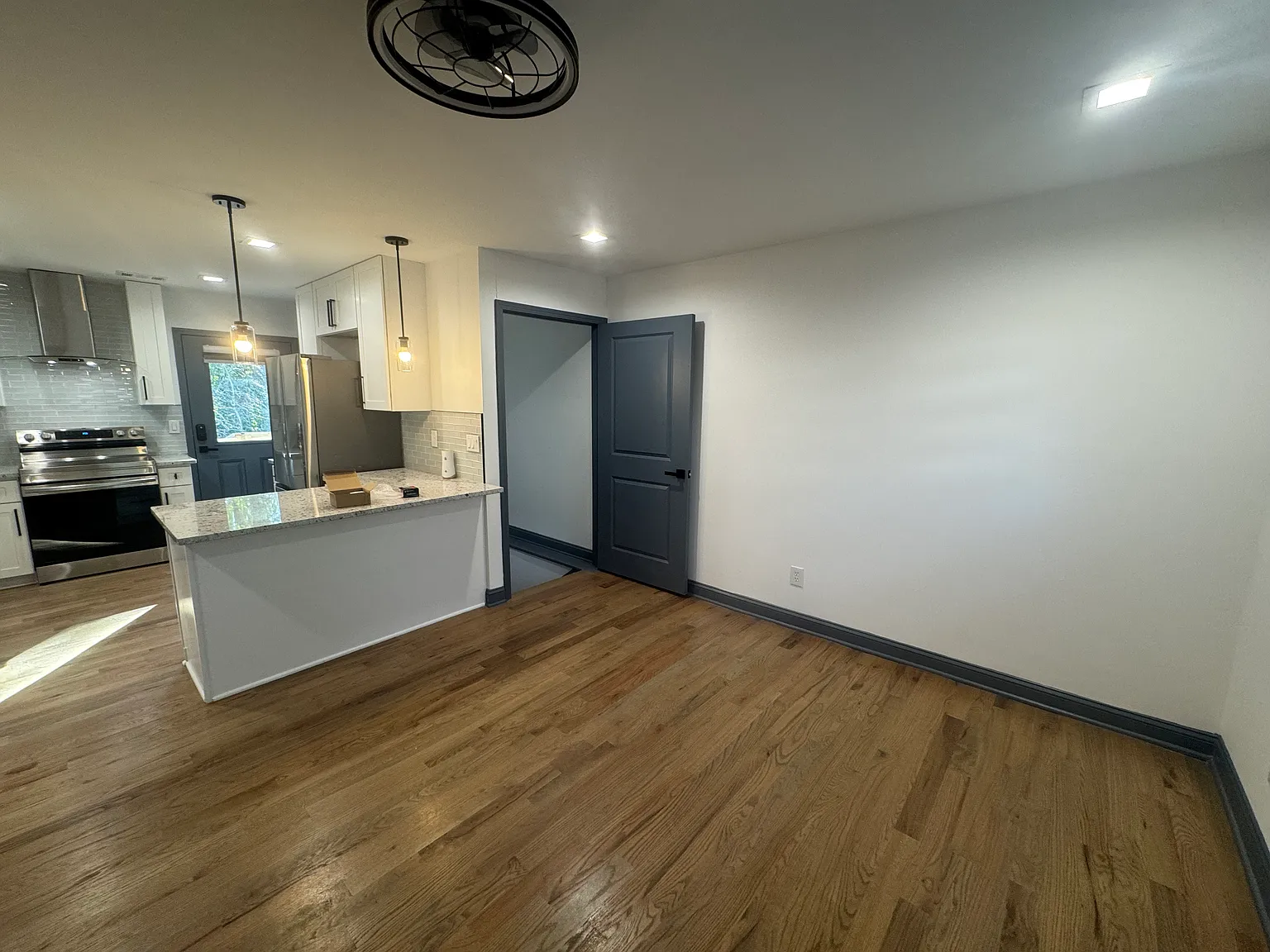 6 bed, 2300 sqft, $2,500 — Photo 4