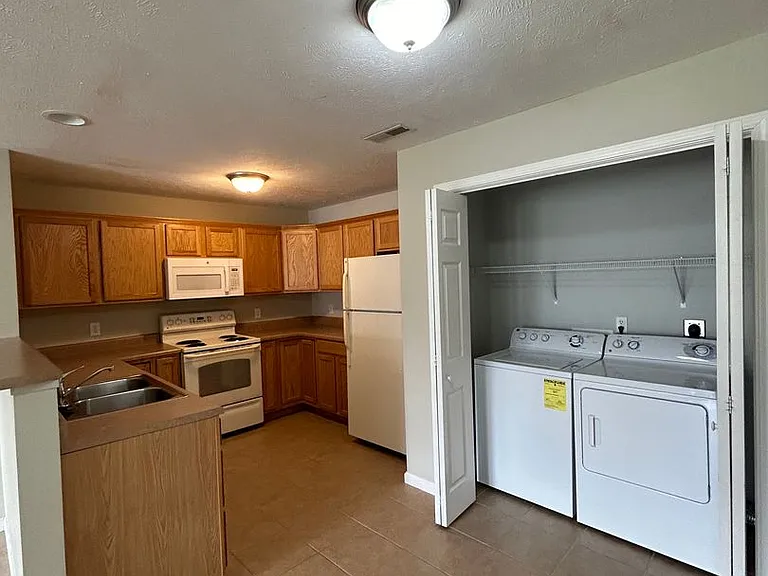 Ravina Apartments — Photo 16