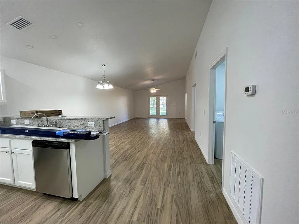3 bed, 2.0 bath, 1274 sqft, $1,700 — Photo 2