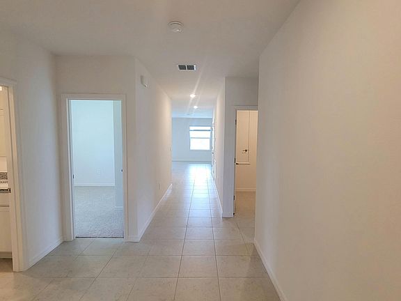 4th image of 582 SE Essex Dr