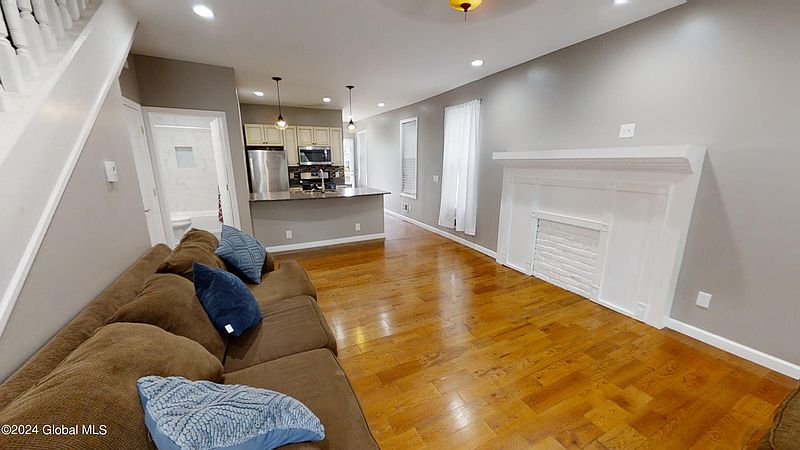 4th image of 452 Hamilton Street