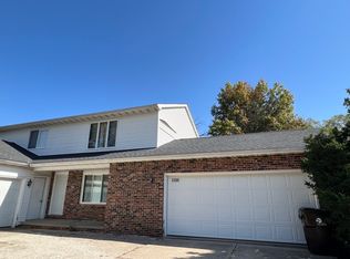 3300 N Elmcroft Ter, Peoria, IL 61604