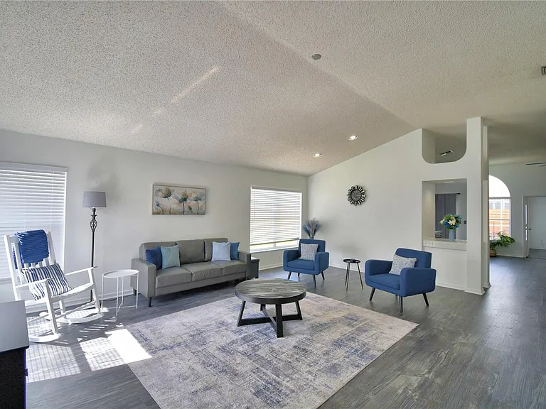 2935 Dickens Cir — Photo 2
