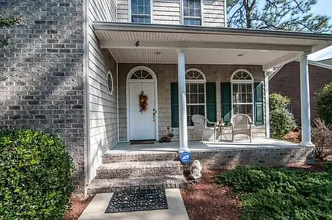 4 bed, 2.5 bath, 2040 sqft, $2,400 — Photo 2
