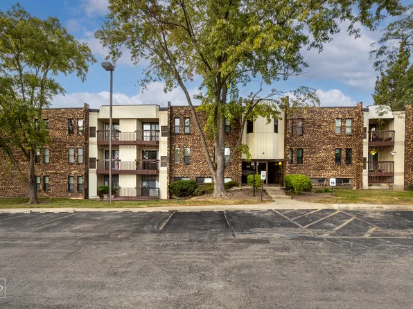 2212 Country Club Dr APT 25C, Woodridge, IL 60517