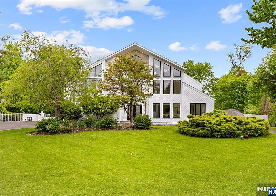 1st image of 81 Greenwoods Rd