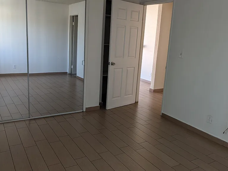 2460 Linden Ave #204 — Photo 5