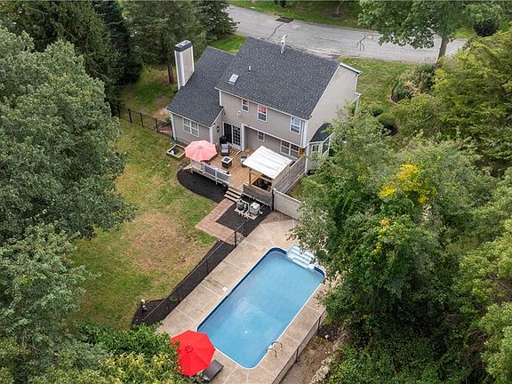 2nd image of 17 Watch Hill Way