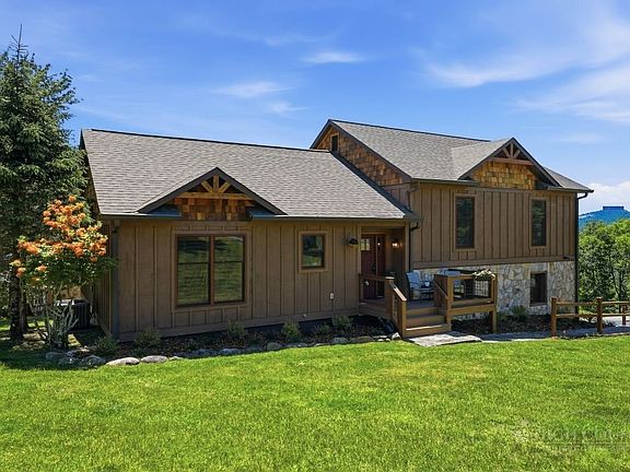 3rd image of 470 Banner Grande Lane