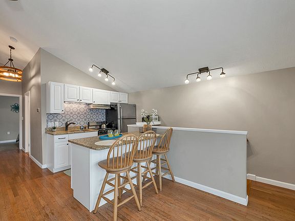 5th image of 419 North Desmond Drive
