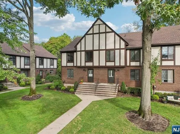 22 Holiday Ct, Westwood, NJ 07675