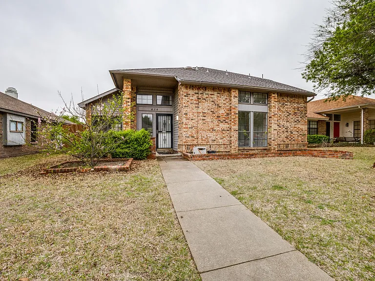 434 Wellington Dr — Photo 1