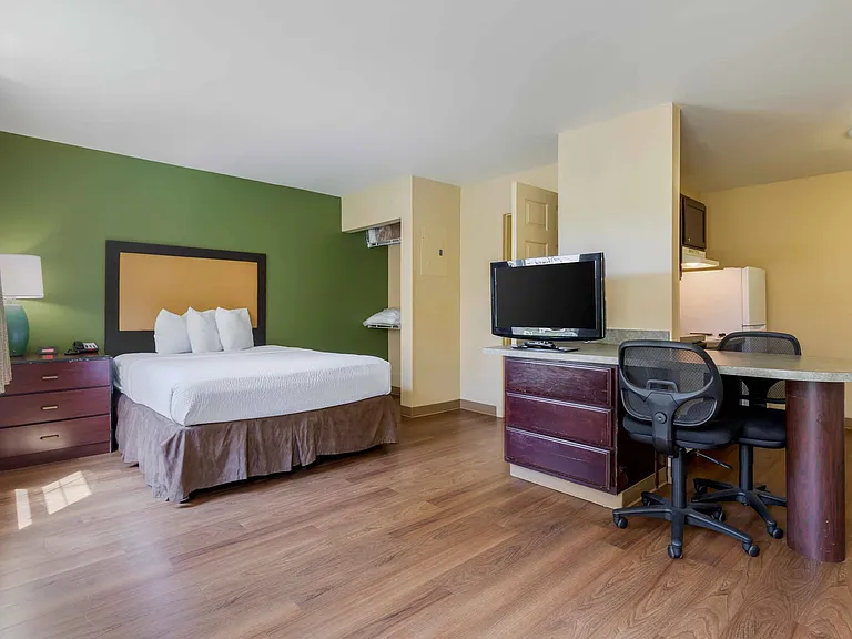 Deluxe Studio - 1 Full Bed