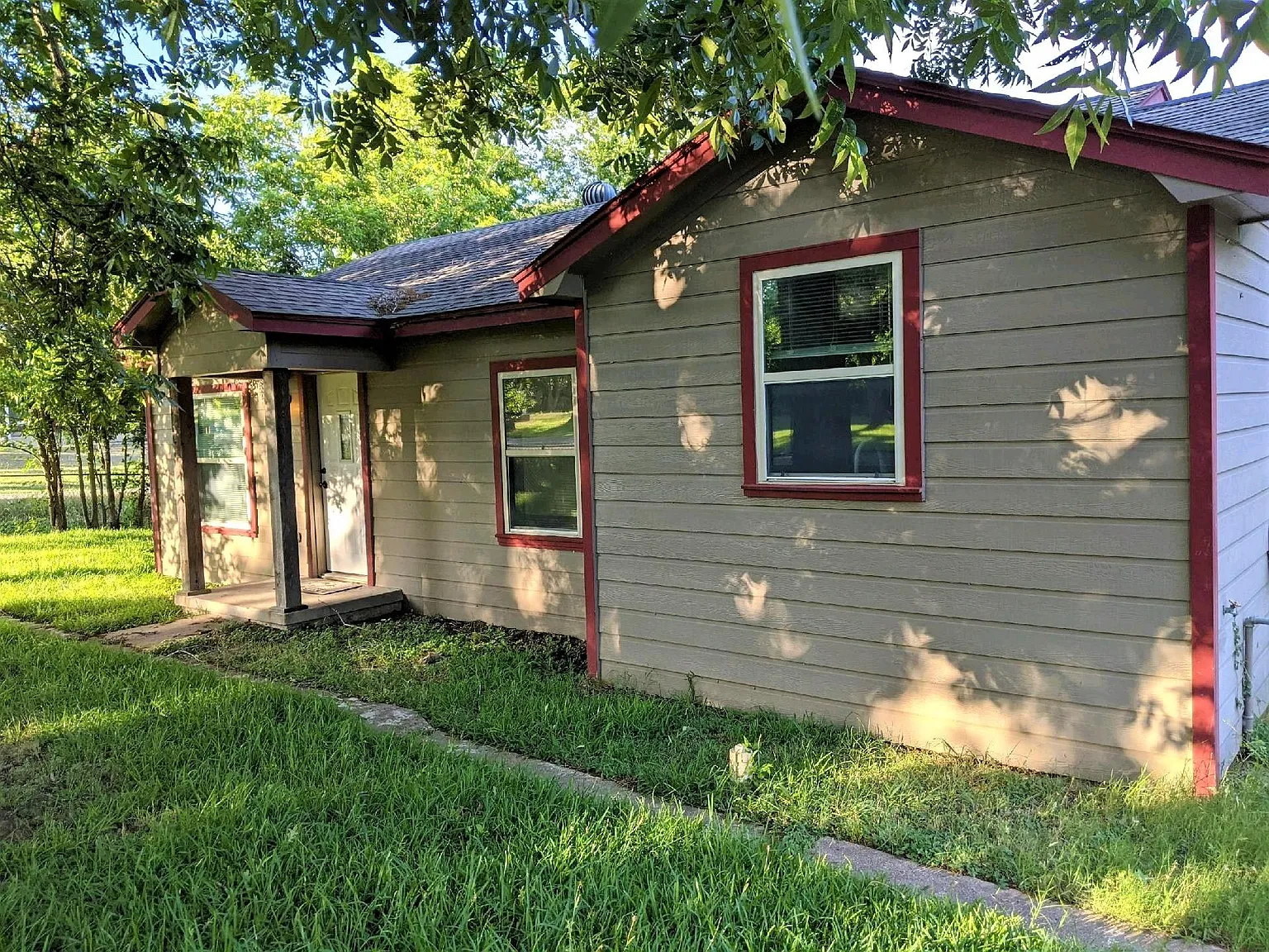 501 Live Oak St — Photo 3