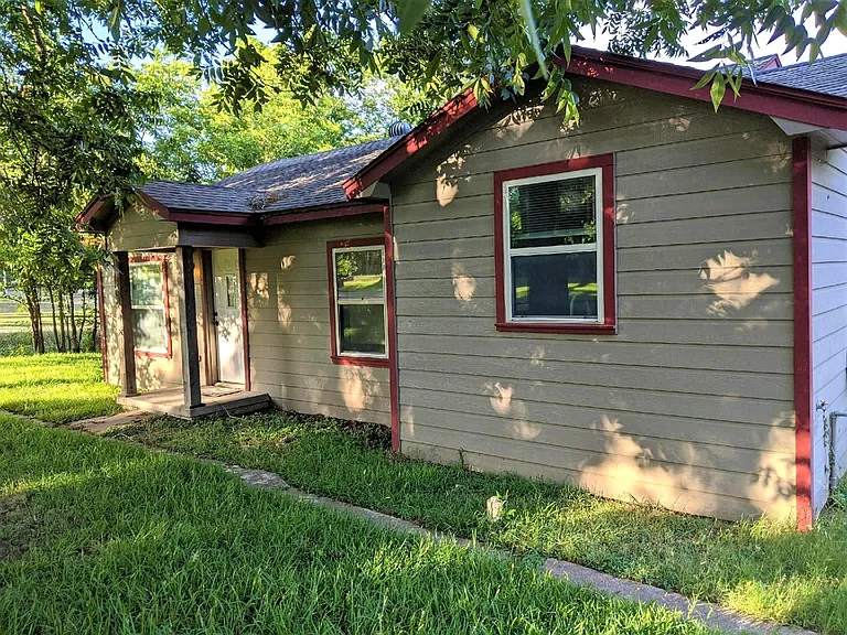 501 Live Oak St — Photo 3