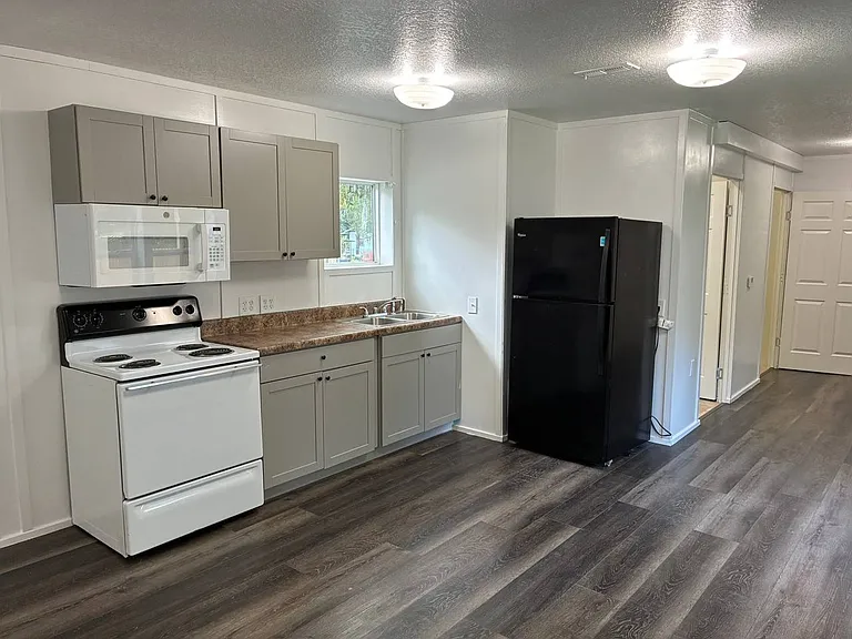 1416 Robin St — Photo 2