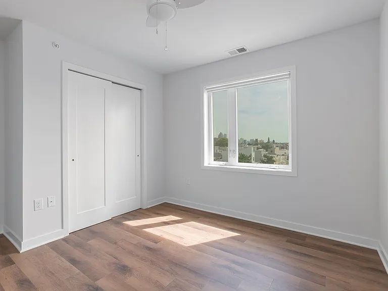 Graduate Pointe — Photo 32