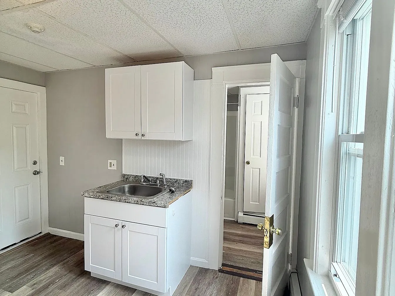 Updated 2-Bedroom Apartment - 86 Hamilton St #10, Worcester — Photo 3