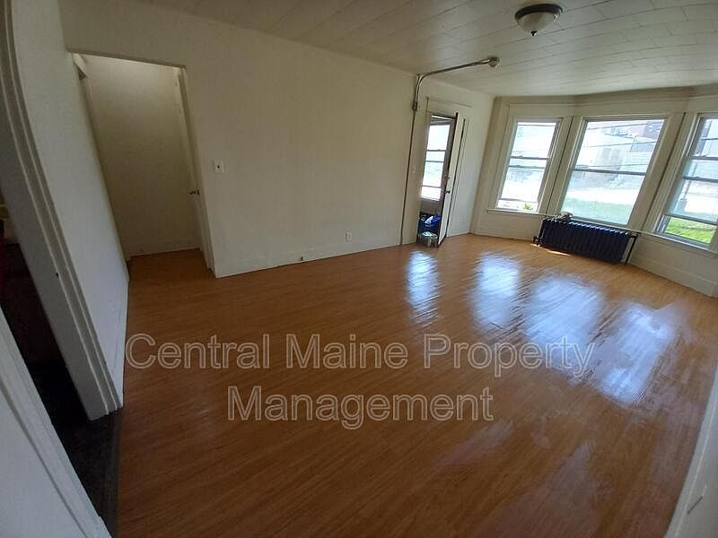 2nd image of 127 Oak St APT 4