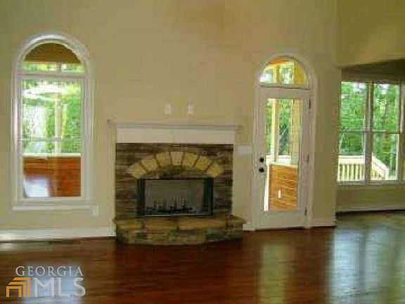 Family room (fireplace #1)