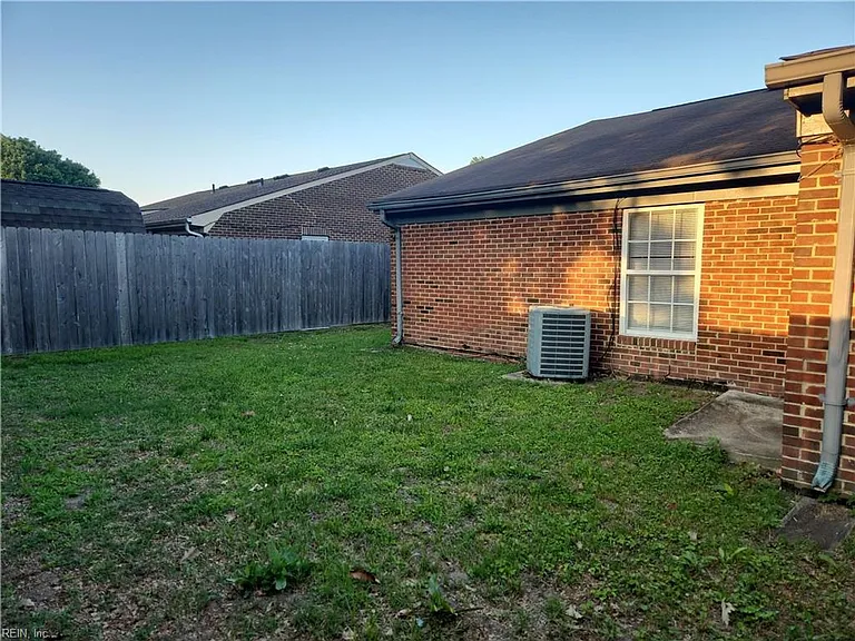 6045 Bradford Dr #B — Photo 32