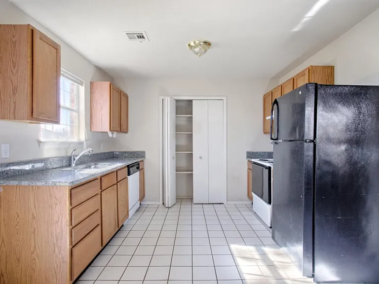 1028 Pinelake Ct — Photo 10