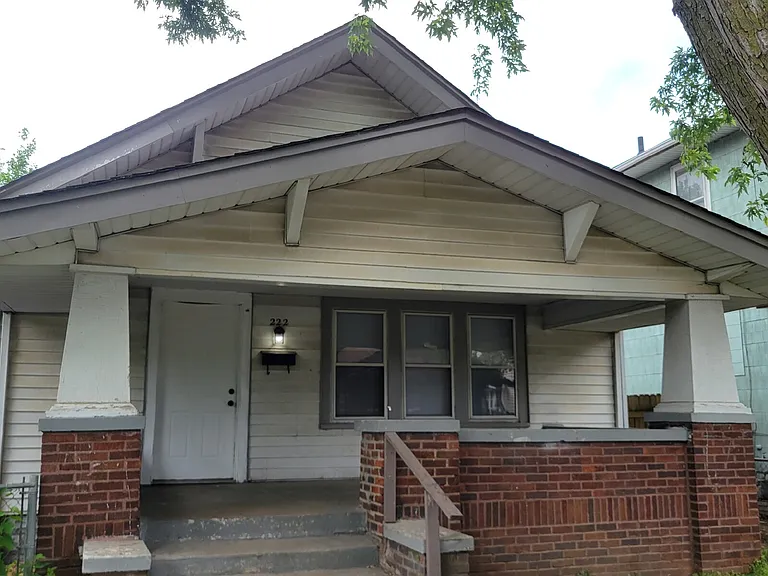 222 N Pershing Ave — Photo 1