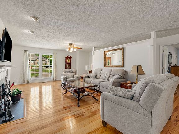 5th image of 2212 Ewing Dr