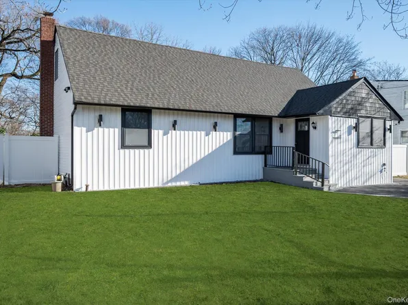 41 Embargo Pl, North Babylon, NY 11703