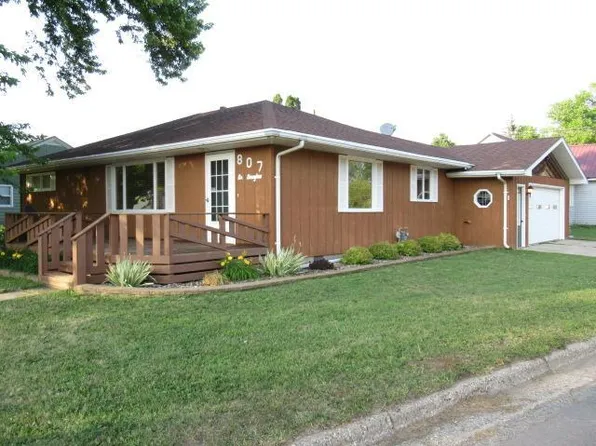 807 S Douglas St, Lamberton, MN 56152