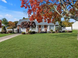 8 Gaymor Ln, Commack, NY 11725